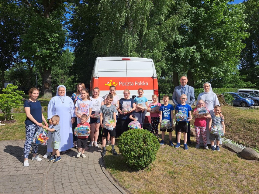 Dzień Dziecka z Pocztą Polską. Dary od pocztowców dla dzieci z Domu Dziecka w Topolnie 