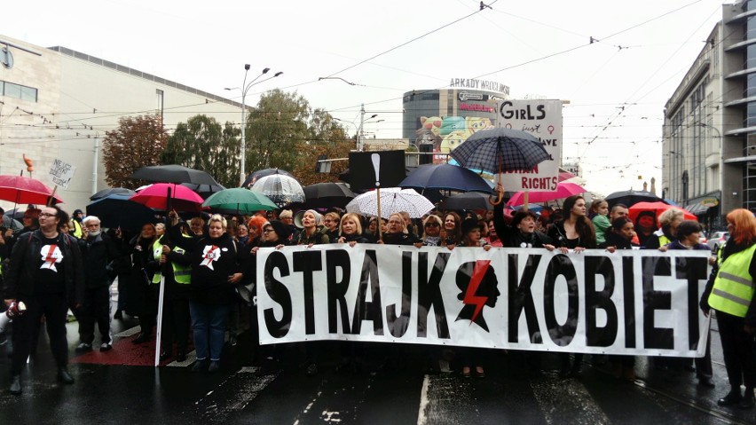 Czarny Wtorek we Wrocławiu. Marsz i protest w Rynku [ZDJĘCIA]