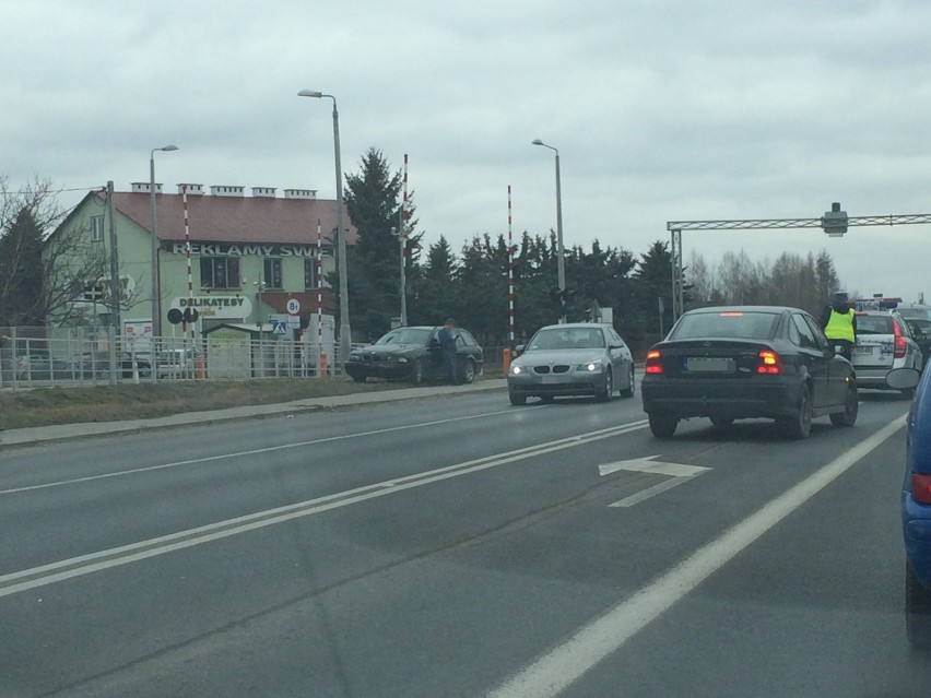 Kolejny karambol w Rzeszowie. W Miłocinie zderzyło się 5 samochodów. Są ranni [ZDJĘCIA INTERNAUTY]