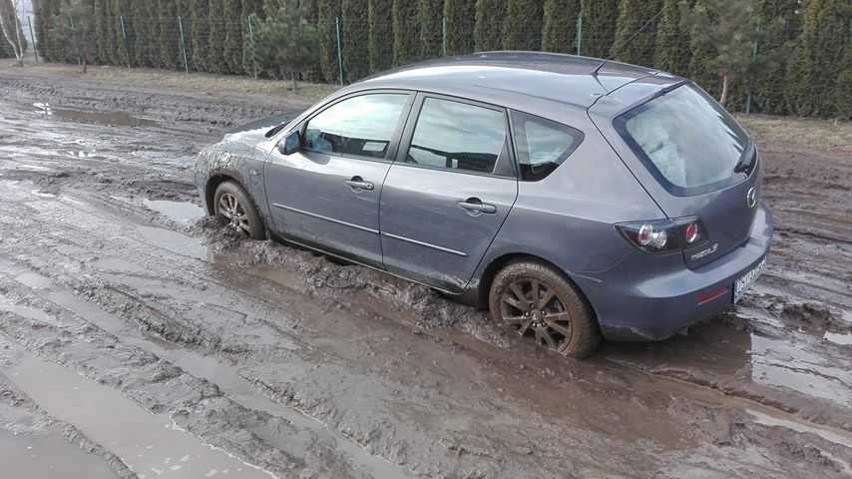 Grzędzice. Ulicą Łąkową już można przejechać. Trwa przywracanie przejezdności na drogach gruntowych  