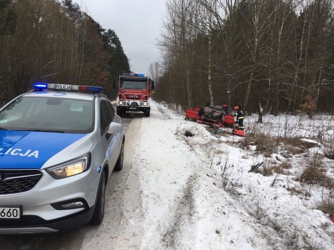 Kraksa w Chotowie. Samochód dachował, kierująca przewieziona do szpitala