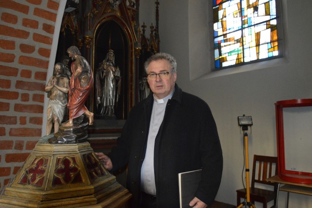 - XIX-wieczna chrzcielnica nie jest obecnie używana - mówi ks. dr Waldemar Klinger - ale jest bardzo piękna. Wielu parafian właśnie przy niej przyjęło chrzest. Dlatego ustawimy ją tak, by była dobrze widoczna dla pątników i turystów odwiedzających katedrę.