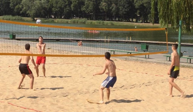 Nad zalewem na Borkach działa boisko do siatk&oacute;wki plażowej. Latem rozegrane będzie też Grand Prix Radomia.