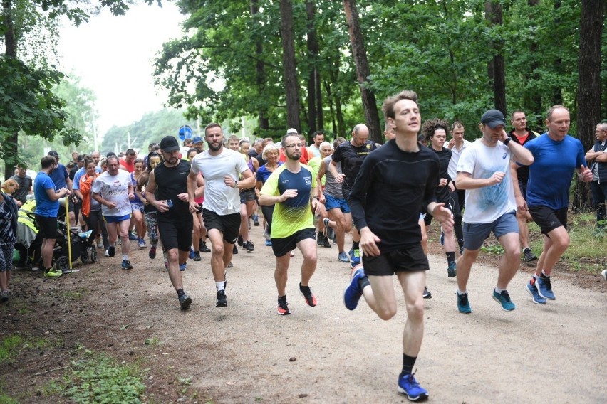 Parkrun to 5 kilometrów w lesie na Skarpie. Bieg ma wiernych...