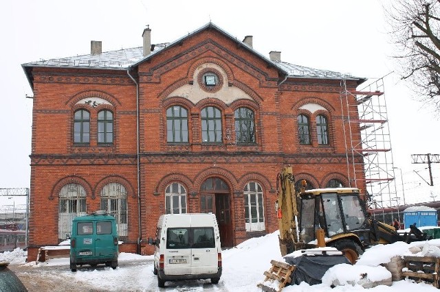 Kompleksowy remont dworca PKP w Kluczborku rozpoczął się w połowie 2012 roku i potrwa do 30 września 2013 roku. Robotnicy wyczyścili już elewację zabytkowego budynku. XIX-wieczny budynek prezentuje się teraz okazalej.[yt]8IPn6leIsbM[/yt]