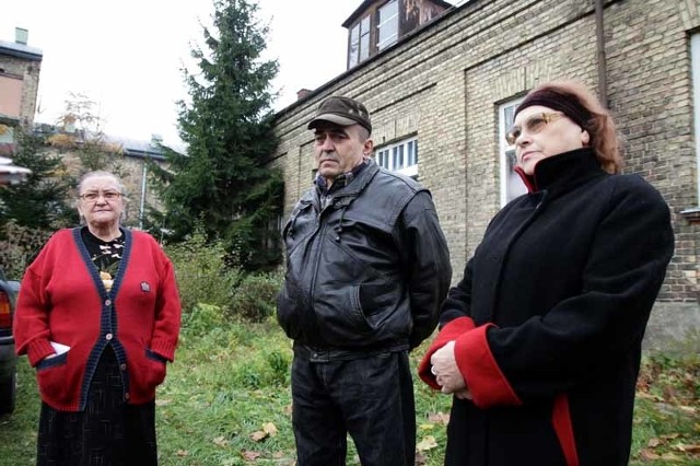 Barbara Sajewska (po lewej) oraz Czesław i Stanisława Mańkowscy niedawno dowiedzieli się, że od listopada ich czynsz wzrośnie dziesięciokrotnie. Szukali mieszkań w ZMK, ale nie spełniają warunków, aby je otrzymać. Nie wiedzą, co z nimi będzie.