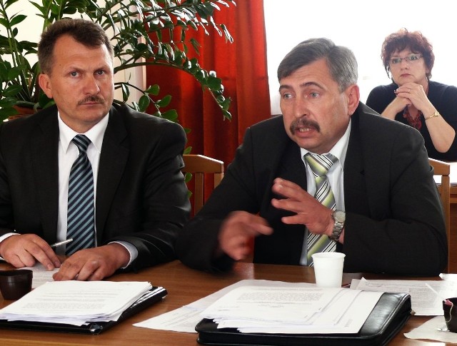 Radny Grzegorz Strzała (z prawej) przekonywał, że rada jest "zakładnikiem ustawy" i nie powinna orzekać w tej sprawie. - Od tego jest sąd - mówił. Z lewej Adam Kowal.