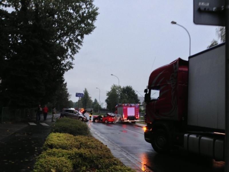Wrocław: Wypadek na Kwidzyńskiej. Jeden z kierowców uwięziony w pojeździe (ZOBACZ)