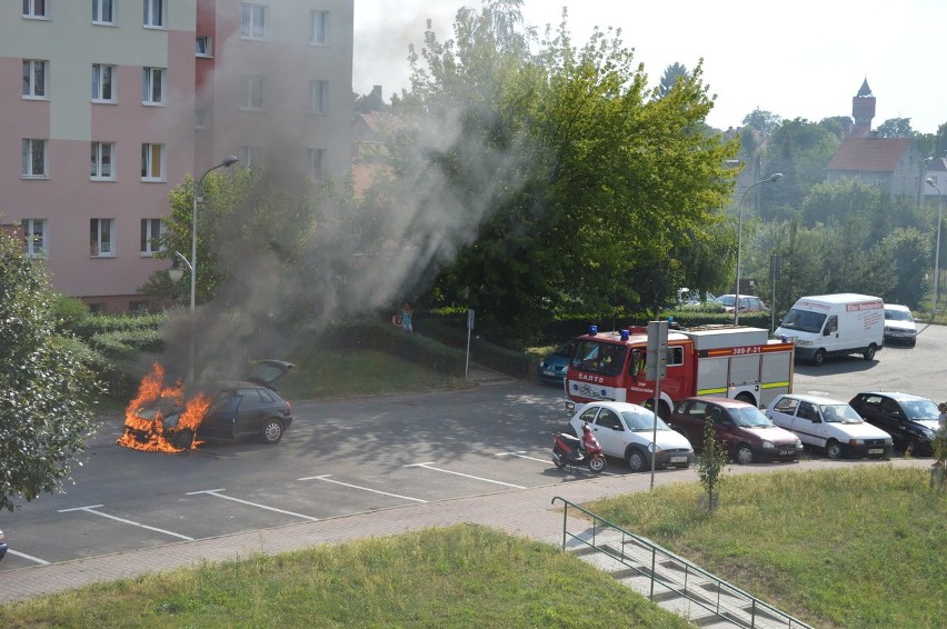 Samochód zapalił się w Kożuchowie na ul. 22 lipca.