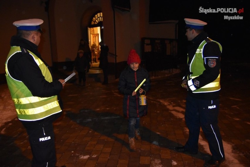 Po roratach policjanci wręczali opaski odblaskowe