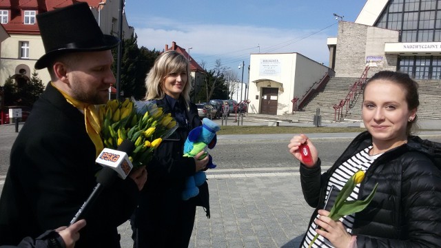 PKM rozdawał kwiaty i odblaski pasażerkom autobusów na Dzień Kobiet