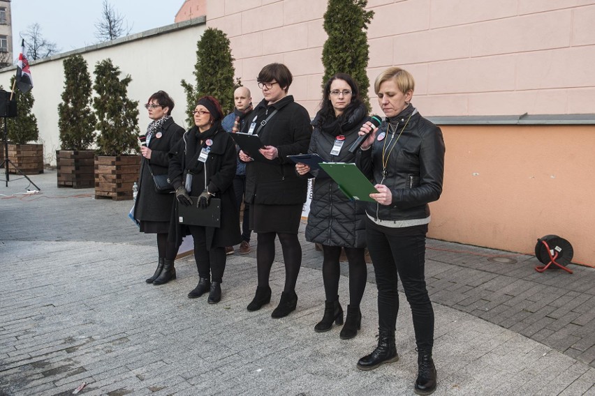 Strajk Kobiet Przystanek Radom. Kilkaset osób przyszło na protest przeciwko dyskryminacji 