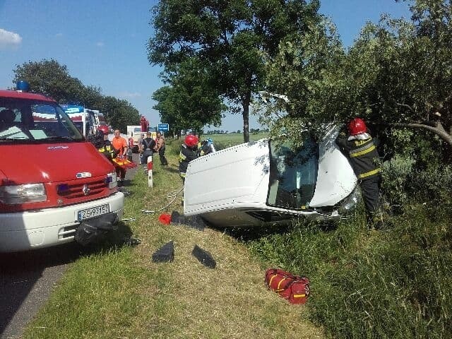 Na drodze krajowej nr 6 między Karwicami, a Rzyszczewem (powiat sławieński) doszło do zderzenia się trzech pojazdów. Jedna osoba została przewieziona do szpitala. - W zdarzeniu brały udział trzy samochody, dwa osobowe i jeden ciężarowy. Łącznie 4 osoby podróżowały tymi pojazdami. Jeden z mężczyzn podróżujących Dacią został zabrany do szpitala - informuje nas kpt. Damian Tomczyk, oficer prasowy Państwowej Straży Pożarnej w Sławnie. Ruch na drodze odbywa się wahadłowo. W działaniach uczestniczyły trzy zastępy straży pożarnej, jeden z OSP Karwice i dwa z JRG Sławno. Na miejscu policja ustala okoliczności wypadku. Wiadomo, że wszystkie osoby biorące udział w zdarzeniu są spoza powiatu sławieńskiego. Aktualizacja- Z naszych ustaleń wynika, że kierujący Dacią jechał w kierunku Koszalina. Z nieustalonych przyczyn zjechał na przeciwległy pas ruchu i otarł się o dwa samochody jadące z naprzeciwka. W efekcie dachował i uderzył w drzewo - mówi nam mł. asp. Kinga Warczak, rzecznik prasowa Komendy Powiatowej Policji w Sławnie. Zobacz także Wypadek na drodze Koszalin - Kołobrzeg koło Mścic (archiwum)