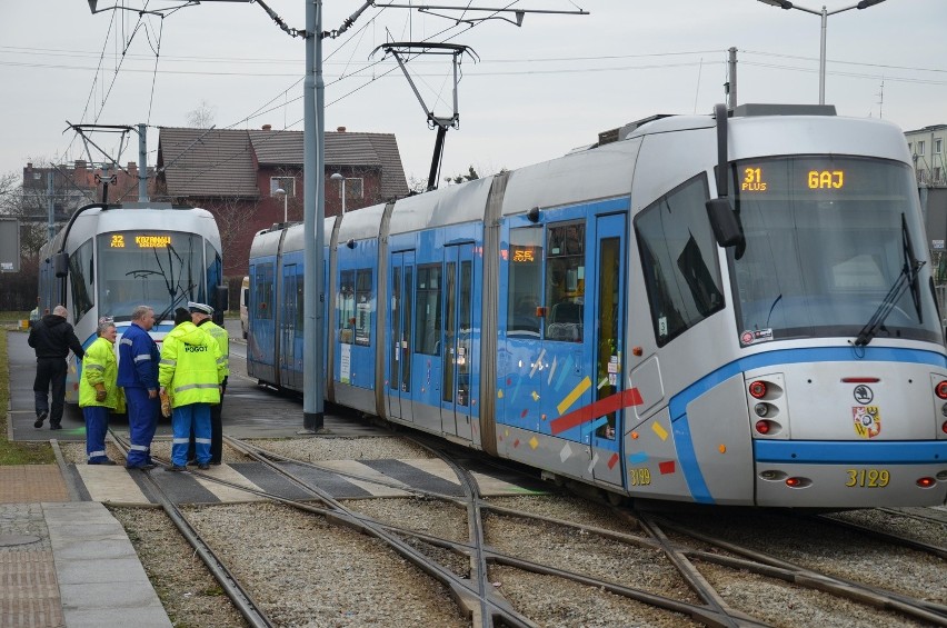 Wrocław, akcja dźwigów MPK przy wykolejeniu Tramwaju Plus na...