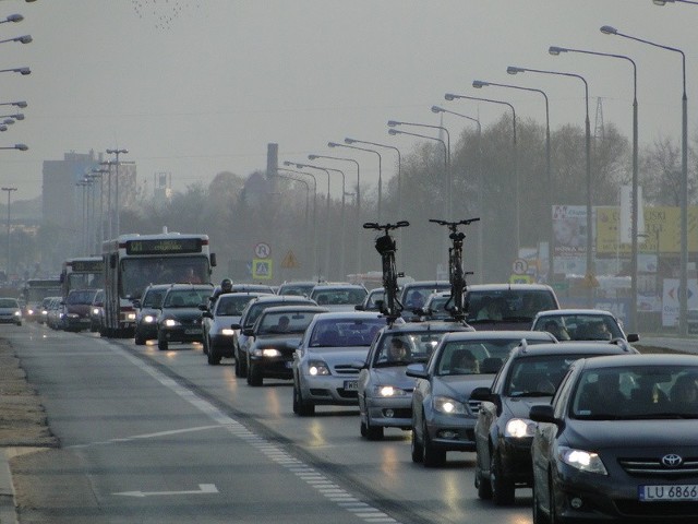 Kierowcy ignorują znaki na ulicy Warszawskiej i jadą przed i za autobusami.