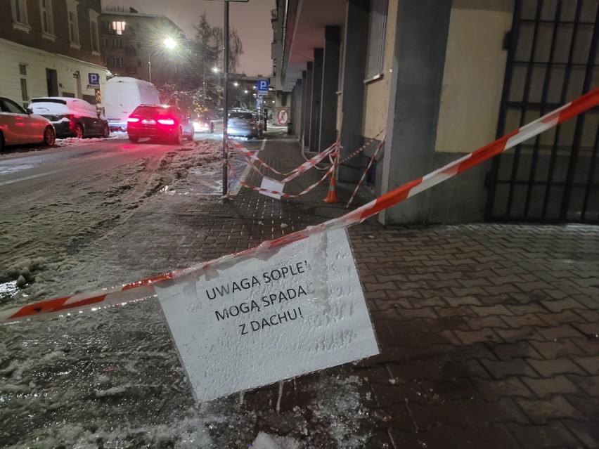 "Lodowe noże" zagrożeniem dla pieszych w Krakowie. Niektóre sople są naprawdę gigantyczne!