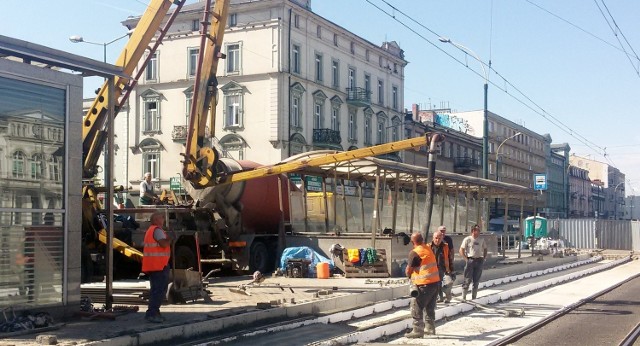 Powoli kończą się prace związane z remontem torów tramwajowych na ulicy 3 Maja w centrum Sosnowca. Plan jest taki, że już w połowie sierpnia tramwaje koło dworca mają już jeździć po dwóch torach.