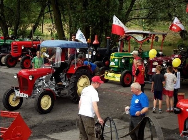 Star czy nowy - każdy ciągnik może wziąć udział w wyścigu. Tu wystawa RetroTraktora