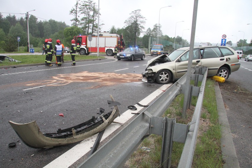 Groźny wypadek na drodze krajowej 73 w Wiśniówce koło Kielc. Dwie osoby ranne 