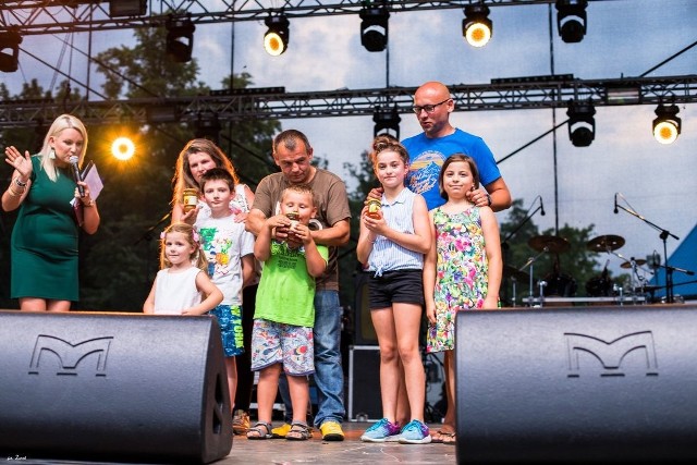 Słoików z miodem nie brakowało, można było przystąpić do bicia rekordu w jedzeniu