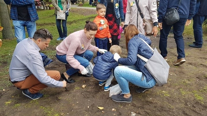 Pola Nadziei - sadzenie cebulek żonkili przed Domem...