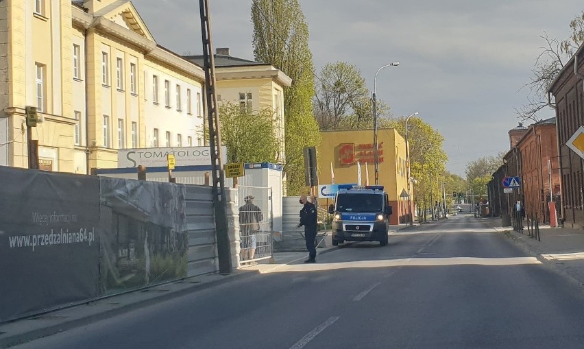 Ale wiało! Podmuchy wiatru uszkodziły ogrodzenie i zatrzymały tramwaje