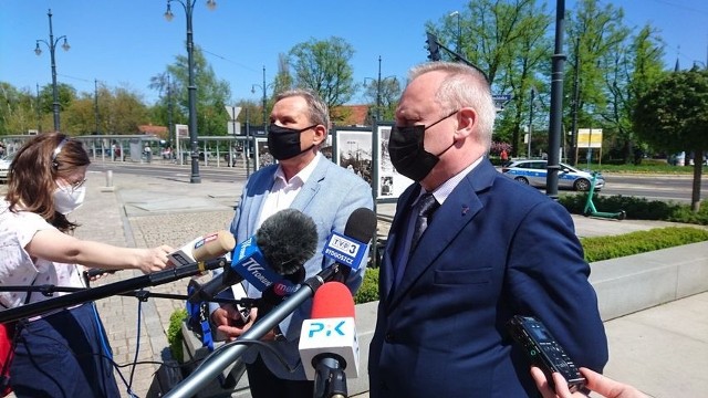 Murem za dyrektorem Markiem Staszczykiem (z lewej) stoi Zarząd Województwa. Po prawej: sekretarz województwa Marek Smoczyk.