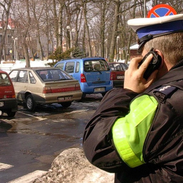 Parking w centrum miasta blokują samochody urzędników starostwa i sądu.