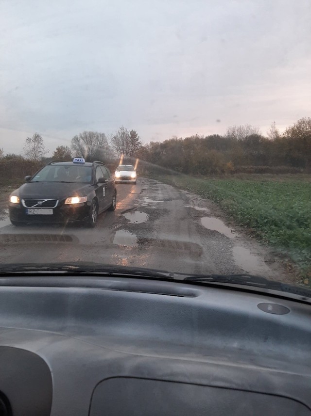 - Droga ta na tym odcinku jest wąska. Samochody, które się tutaj mijają muszą zjeżdżać na pobocza. Stan drogi w chwili obecnej jest tragiczny. Porobiły się już duże dziury, w których można poważnie uszkodzić samochód – pisze w mailu do naszej redakcji pan Bogdan.