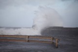 Wiatr szaleje na Pomorzu, sztorm w Ustce (zdjęcia, wideo)
