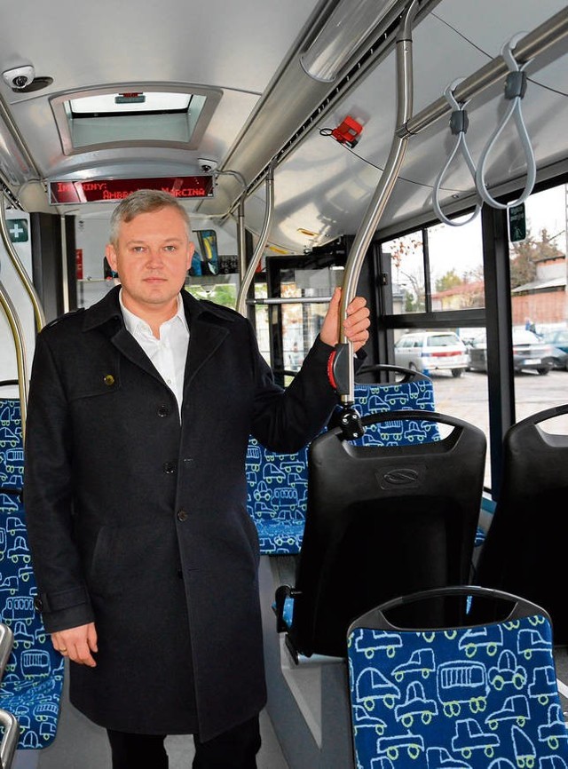 Zbigniew Kajpus przekonuje, że nowe autobusy zdecydowanie poprawią komfort pasażerów. Pojazdy kosztowały 5,5 mln zł