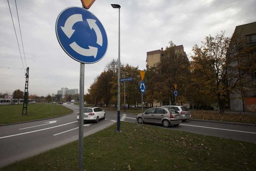 Kierowcy wciąż łamią przepisy na rondzie Piastowskim [ZDJĘCIA, WIDEO]