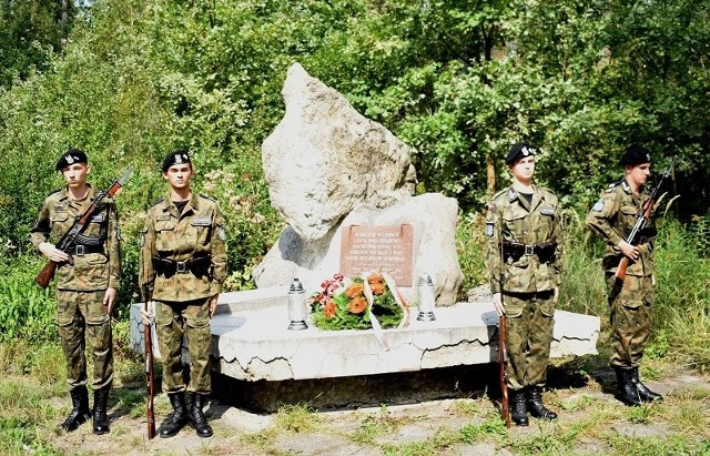 Wartę honorową przy obelisku w miejscu zwanym Czerwonym Krzyżem wystawili uczniowie klas wojskowych staszowskiego Liceum Ogólnokształcącego imienia księdza kardynała Stefana Wyszyńskiego.