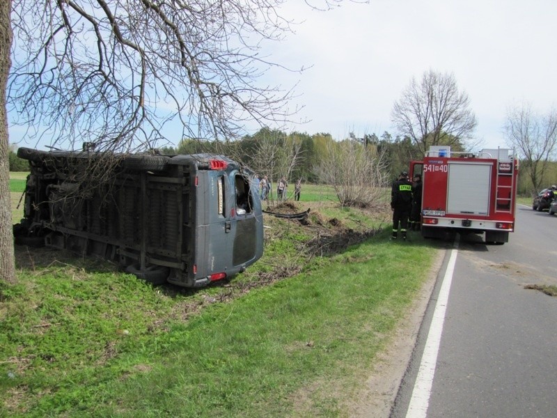 Poważny wypadek busa. Kierowca trafił do szpitala 