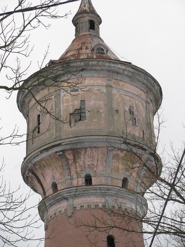 Dawna wieża ciśnień stoi przy ul. Niepodległości. Widać ją praktycznie z każdego miejsca w mieście.