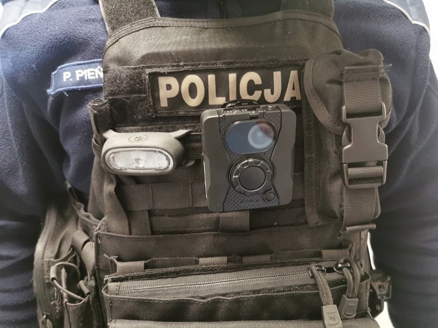 Łomżyńscy policjanci dostali kamerki osobiste. Urządzenia na mundurach będą nagrywać interwencje