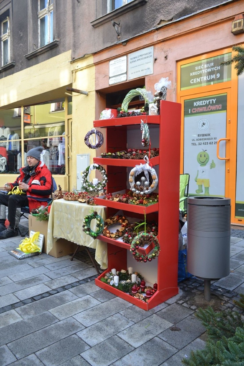 Na deptaku trwa świąteczny pchli targ