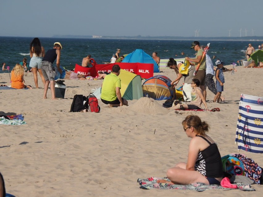 Sobotni spacer po plaży w Łazach. Piękna pogoda nad morzem [ZDJĘCIA]