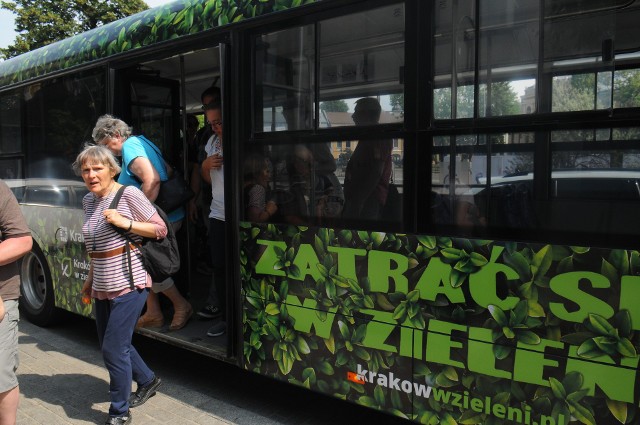 Specjalny autobus dowozi mieszkańców do krakowskich parków