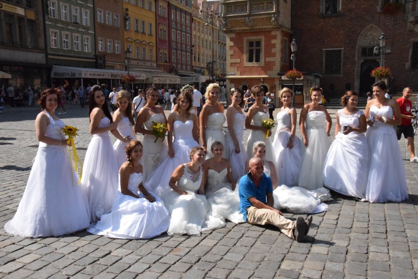 Panny młode na wrocławskim Rynku. Co robiły? [ZDJĘCIA]