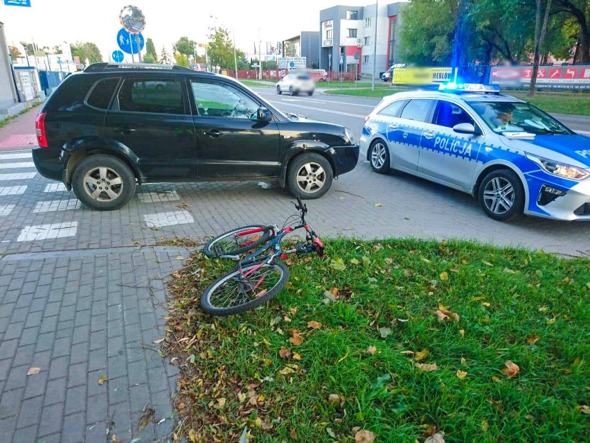 Łomża. Potrącenie rowerzysty na al. Piłsudskiego. Kierująca nie ustąpiła pierwszeństwa, rowerzysta trafił do szpitala (zdjęcia)