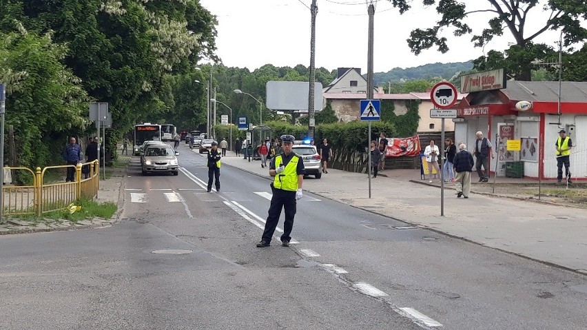 Wyszli na ulicę i zablokowali drogę do  Gryfina. Chcą powrotu autobusu do Żydowiec [ZDJĘCIA, WIDEO]