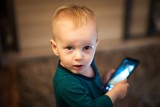 Czy da się odciągnąć dzieci od smartfona? Niektóre spędzają przed ekranem nawet 7-8 godzin dziennie! Specjalista podaje parę porad