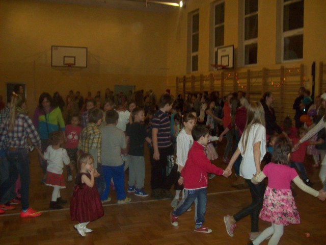 Zabawie nie było końca. Wolontariusze z Uniwersytetu Radomskiego zaprosili dzieci do kółeczka, by razem tańczyć.