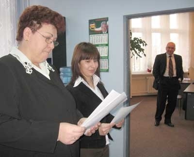 Szefowa biura Elżbieta Szymorek (po lewej) wraz ze stażystką Michaliną Balog oświadczyły, że nie dostały pracy przez łóżko. A ich szef, poseł Czesław Litwin, tylko się przysłuchiwał.