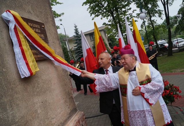 Pamiątkową tablicę odsłonili prezydent Ryszard Brejza i biskup Bogdan Wojtuś