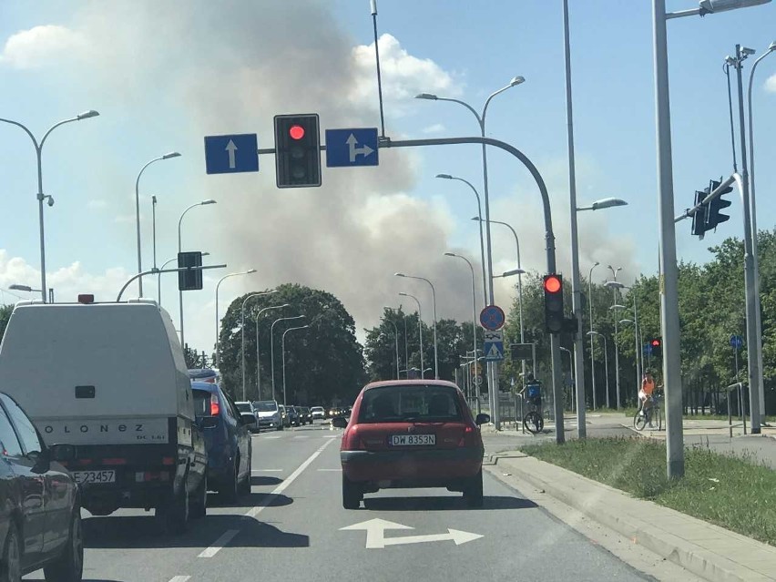 Pożar pod Wrocławiem. Kłęby dymu nad miastem (FILM)