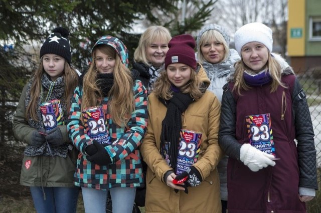 Uczniowie Gimnazjum numer 1 w Pińczowie z nauczycielkami zbierali razem do puszek pieniądze na osiedlu Grodzisko.