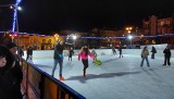Miejskie Lodowisko w Ostrowcu Świętokrzyskim pełne łyżwiarzy w piątek, 5 stycznia. 