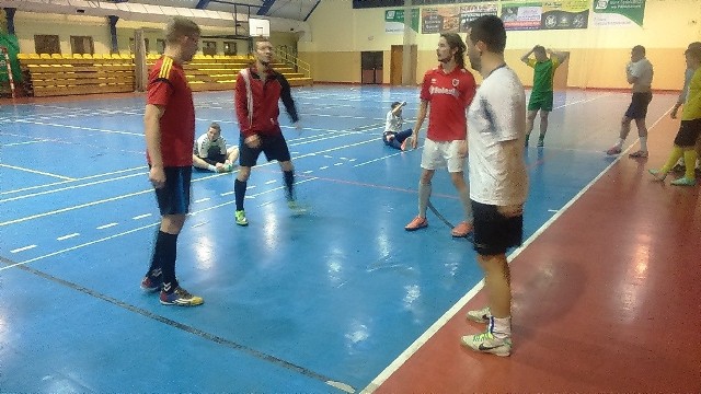 Piłkarze Hetmana trenują między innymi w hali Ośrodka Sportu i Rekreacji przy ulicy Wiśniowej 2 we Włoszczowie.